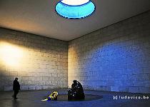 DU2016 DSC 5289-1037  In de Neue wache is een beschieden beeld van Kthe Kollwitz geplaatst, dat het leed van moeders om alle slachtoffers van oorlogen herdenkt.