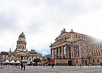 DU2016 DSC 4835-0495  De Gendarmenmarkt, met de Deutscher Dom en Schinkel's Konzerthaus.