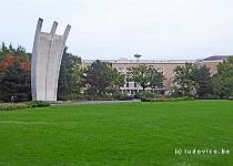 DU2016 P4729-P1250576  In een parkje voor het luchthavengebouw staat een monument dat de luchtbrug herdenkt van 1948-1949, toen geallieerde vliegtuigen tijdens de blokkade van Berlijn door de Russen bijna een jaar lang West-Berlijn vanuit West-Duitsland bleven bevoorraden, en er om de minuut vliegtuigen opstegen of landden.