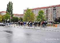 DU2016 DSC 4681-0319  Vlak bij de Potzdamer Platz ligt een opmerkelijke parking tussen anonieme appartementsgebouwen: hier stond de bunker van waar Hitler tijdens zijn laatste dagen het verkruimelende rijk commandeerde.