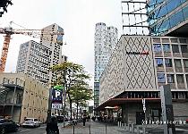 DU2016 DSC 5163-0871  Het vroegere centrum van West-Berlijn, bij de Breitscheiplatz, wordt weer door allerlei bouwactiviteiten opgevrolijkt; zo zijn er 'Fenster am Zoo' (met het Waldorf-Astoriahotel) en de 'Upper West' torens, en is het bikinigebouw gerestaureerd.