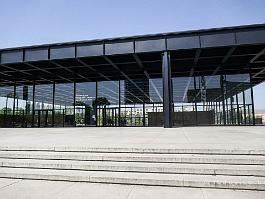 BERLIJN2022_P1430984 De Neue Nationalgalerie is in 1960 gebouwd in West-Berlijn, het laatste bouwwerk van de legendarische architect Mies van der Rohe. Het toont de collecties...