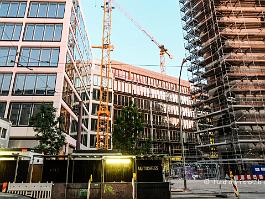BERLIJN2022_FXTX5729 De bouwwerf van het Tacheles, tot voor enkele jaren een beruchte (luidruchtige) verzamelplaats van anarchistische getinte jongeren in Berlijn, wordt nu helemaal...