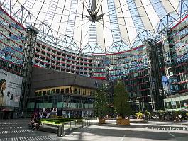 BERLIJN2022_P1440651 Het spectaculaire Sony-center doet wat denken aan een circustent met een 'zwevend' dak.