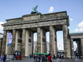BERLIJN2022_P1440620 Vlak bij het Rijksdaggebouw staat de be beroemde Brandenburger Tor, waarmerk van de stad, aan het begin van de majestueuze slenterboulevard Unter den Linden...