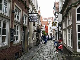 BREMEN2022_P1410686 Het Schnoorviertel, de oude visserswijk van de stad, is in de loop der jaren helemaal opgeknapt tot een gezellige kuierwijk en biedt u vooral onderdak aan...