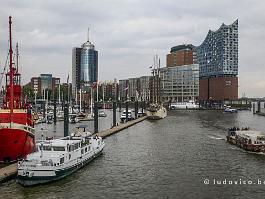 HAMBURG2022_P1410177 In het westen van de stad ligt de oude haven met enkele tentoonstellingsschepen. De origineel vormgegeven wandelpromenade is van Zaha Hadid.
