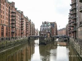 HAMBURG2022_P1410368 In Speicherstadt, een onderdeel van de oude haven, zijn een groot aantal pakhuizen bewaard, waar goederen konden worden opgeslagen (en doorverkocht wanneer de...