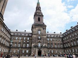 KOPENHGN2022_FXTX4147 Het koninklijk paleis ligt op het eiland Slotsholmen in het centrum van de stad. In het gebouw zijn het parlement, het hooggerechtshof en de werkvertrekken van...