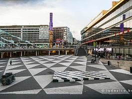 STOCKHOLM2022_P1430488 Sergels Torg (Sergels Plein, genoemd naar een beeldhouwer uit de klassieke periode) is het centrale plein van de stad, waaraan achter een lange glazen geven het...