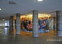 DU2016 DSC 0087-5047  In de galerij onderaan is een stoet verbeeld van mensen die een belangrijke rol speelden bij het tot stand komen van het 'eerste parlement'