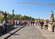 DU2016 DSC 0881-5917  De Alte Mainbrcke die de stad met de vesting op de berg verbindt