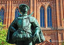 DU2016 DSC 0788-5812  Wiesbaden was onderdeel van het Hertogdom Nassau, en zo verbonden met het Huis Nassau. Ter nagedachtenis is een standbeeld van Willem van Oranje geplaatst op het plein voor de Marktkirche.