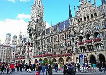 DU2016 DSC 3816-9301  Het 'Nieuwe stadhuis' van Mnchen is in 1905 aan de Marienplatz gebouwd in  Vlaams-Gothische stijl, naast het oude, echt-gotische stadhuis dat ook op de Marienplatz staat.