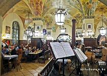 DU2016 P2937-P1160992  In het beroemde Hofbruhaus , een gigantische bierhal met verschillende zalen