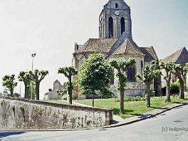 AUVERS01_016 Het kerkje van Arles dat Van Gogh herhaaldelijk heeft geschilderd