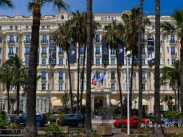 CANNES_DSCF8362 Het beroemde Carlton hotel op de Boulevard de la Croisette, waar de filmsterren logeren tijdens het filmfestival.