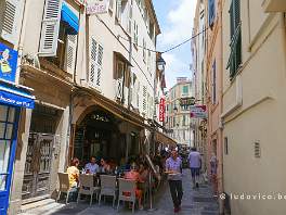 CANNES_P1470927 Via een kronkelig weggetje vol restaurants beklim je de rots en bereik je de Notre-Dame d'Esprance.