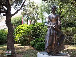 MONACO_DSCF8067 Bij de ingang van de tuin staat dit beeld van prinses Grace van Monaco, in filmmiddens bekend als Grace Kelly.