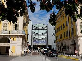 NICE_DSCF6153 Het museum van moderne en hedendaagse kunst vanop de Place Garibaldi.