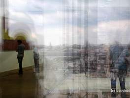 PARIS2012_1052 Centr Pompidou - zicht op de stad gespiegeld in een glazen installatie van Gerhad Richter.