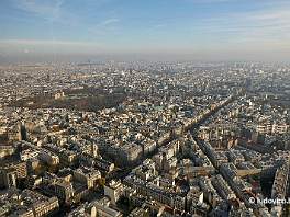 DSCF7079 Van bovenop de toren Montparnasse heb je een een vliegtuig-view van stad, en kan je bij helder weer ook heel goed de dikke laag smog zien die permanent over de...