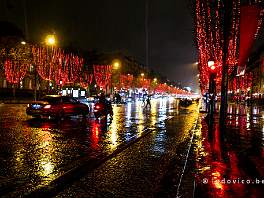 PARIJS2021_P8720929 Ook bij regen oefent de Champs Elyses een bepaalde aantrekkingskracht uit.