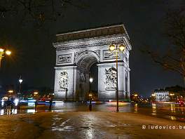 PARIJS2021_P8720959 De nogal uebergrootse Arc de Triomphe, gebouwd om de overwinning van Napoleon in Austerlitz te herdenken (= derde Coalitieoorlog tegen het Franse keizerrijk die...