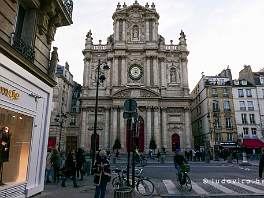 PARIJS2021_P8730136 De Saint-Paul-Saint-Louiskerk is een barokke kerk in de drukke Rue Saint-Antoine die de Place de la Bastille met Le Marais verbindt.