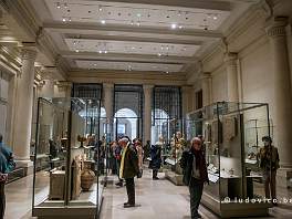 PARIS2022_P1080836 Zaal met verzameling van objecten uit de klassieke oudheid.