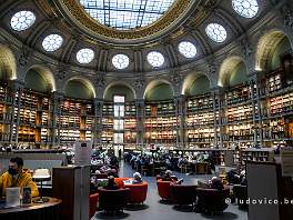 PARIS2022_P1080825 Een van de twee historische leeszalen van de Bibliotheque., de ovale zaal.
