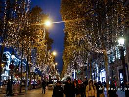 PARIS2022_P1090424 De Champs Elyses is met de kerstdagen altijd feestelijk verlicht.