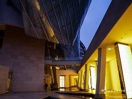 PARIS2022_P1090150 De architecturale installatie van Olafur Eliasson met gekantelde spiegels en fel geel licht is een opvallende en permanente bezienswaardigheid van het zo al...