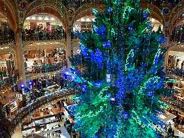PARIS2022_P1090212 Altijd de moeite, ondanks de drukte, om even te gaan kijken welke spectaculaire kertversiering de Galeries Lafayette weer in de rotonde hebben aangebracht (zie...