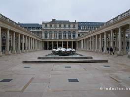 PARIS2022_P1080816 Het Palais Royal is het statige paleis aan de overzijde van het Louvre. Het werd als 'palais-cardinal' gebouwd in opdracht van kardinaal Richelieu, de machtige...