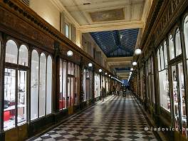 PARIS2022_P1080705 Van aan het Palais Royal tot aan de Rue Lafayette in het noorden, met enkele zijtakken ten oosten en westen, lopen de sierlijke 19de-eeuwse passages, voorlopers...