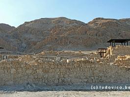 In Qumran bij de Dode zee, verborgen in 11 grotten bij een nederzetting van de Joodse secte Essenen die in 68 door de Romeinen vernietigd werd, werden de zgn. dode zeerollen ontdeknt, de volledige teksten van de bijbel uit de het jaar 68.