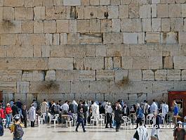 De klaagmuur is een overblijfsel van de fundering van de 2de tempel van de Joden, die in 70 door de Romeinen is verwoest. Er bovenop ligt de tempelberg, die sinds de islamitische veroveringen plaats biedt aan een van de belangrijkste heiligdommen van de Islam.