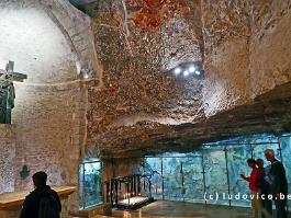 De grafkapel is gebouwd bovenop de verlaten steengroeve met necropolis waar Jezus gekruisigd en begraven is. Doorheen de verschillende zijkapellen van de grafkerk kan je nog delen van die steengroeven zien lopen. ASCII