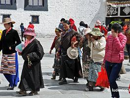 DSC_1941 Ook rond de Jokhang lopen de pelgrims de hele dag hun rondjes, met de gebedsmolen in de hand.