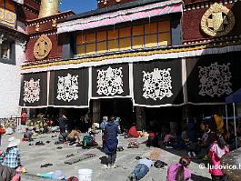 DSC_1983 Aan de voet van de Jokhang strekken de pelgrims zich biddend uit op de grond.