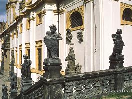 PRAAG1994N087