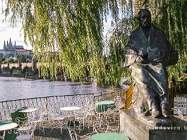 PRAAG1994N057