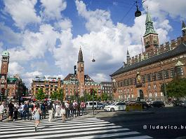 KOPENHGN2022_P1420188 Rådhuspladsen, voor het stadhuis van Kopenhagen, en het begin van Stroget, de belangrijkste winkelstraat