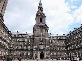 KOPENHGN2022_FXTX4147 Het koninklijk paleis ligt op het eiland Slotsholmen in het centrum van de stad. In het gebouw zijn het parlement, het hooggerechtshof en de werkvertrekken van...
