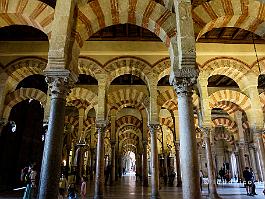 Spanje2022_FXTX2334 De moskee is rond het jaar 780 gebouwd op de restanten van een Romeinse tempel en een Visigotische kerk, en werd uitgebreid in 961 en 987 tot het de tweede...