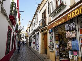 Spanje2022_P1390195 Het historische Cordoba wordt gekenmerkt door de smalle straatjes, nu gevuld met souvenirwinkels en toeristen.