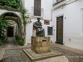 Spanje2022_P1390229 Beeld van de Joodse arts, rechtsgeleerde en filosoof Maimonides (1138-1204) in het midden van de oude Joodse wijk