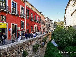 Spanje2022_P1390945 Het riviertje Darro loopt aan de voet van het Alhambra door Granada. Aan de overzijde ligt de oude Moorse wijk Albaicin, vanwaar je een panoramisch uitzicht...