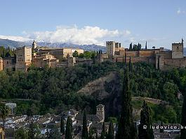 Spanje2022_P1390965 Vanop het pleintje voor de Iglesia de San Nicolas in Albaicin heb je een uitstekend uitzicht op het Alhambra, en daarachter, de besneeuwde bergtoppen van de...